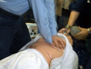789px-US_Navy_040421-N-8090G-001_Hospital_Corpsman_3rd_Class_Flowers_administers_chest_compressions_to_a_simulated_cardiac_arrest_victim