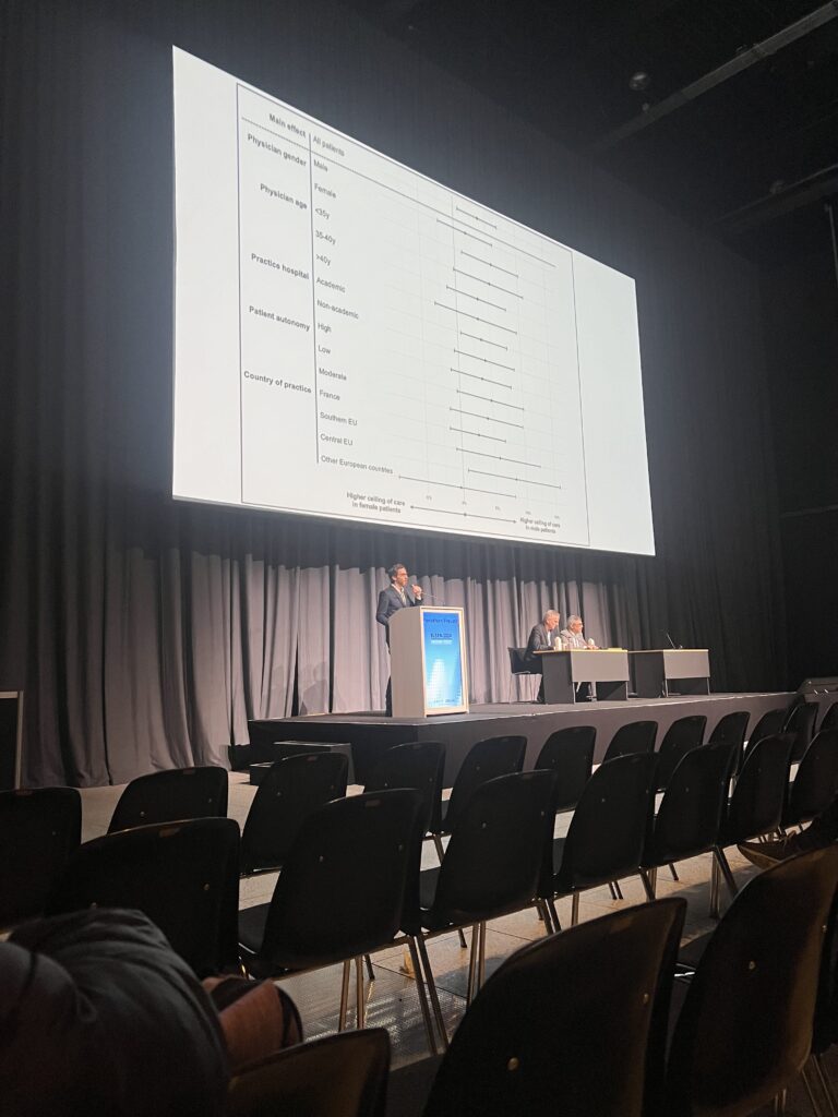 Yonathan Freund in front of a slide from his article about gender effect in emergency medicine